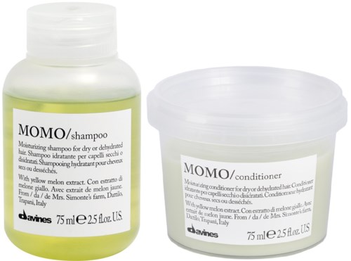 Två behållare: en för schampo och en för balsam, båda märkta MOMO och 75 ml. Klara lock, enkel design.
