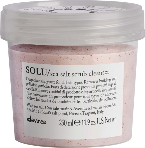En burk med SOLU/Sea Salt Scrub Cleanser, 250 ml, för djup rengöring av hår och hårbotten.