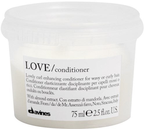 En vit behållare med en etikett som säger 'LOVE/conditioner' och nämner mandelolja och volymen 75 ml.
