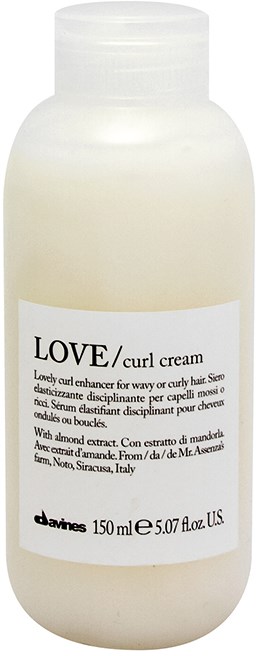 En vit flaska med Davines Love curl cream för lockigt hår, 150 ml, från Italien, med en enkel etikett.