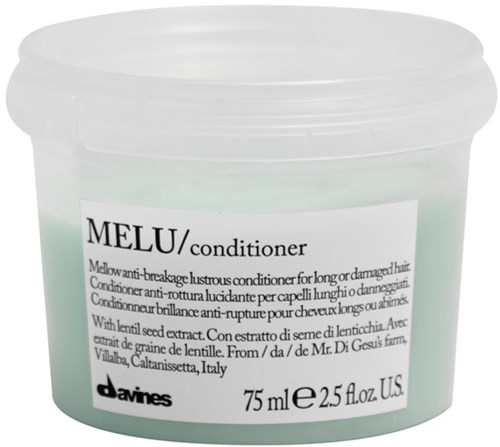 En beholder med Melu/balsam med produktinformasjon og volumdetaljer på etiketten.