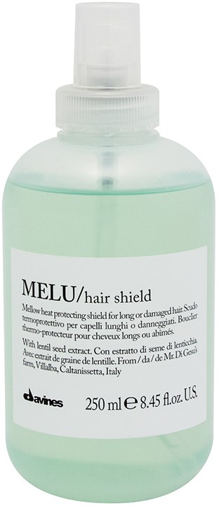 En klar sprayflaske merket Melu Hair Shield med 250 ml grønn væske.