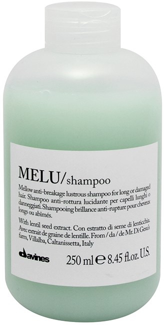 En grønn sjampo-flaske med en hvit etikett som nevner 'MELU/shampoo' og '250 ml'.