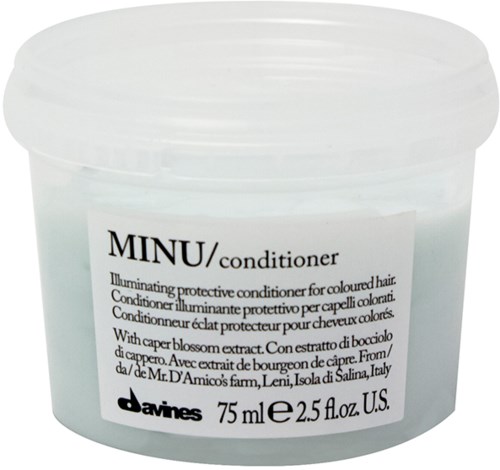 En behållare med Davines MINU-balsam för färgat hår, 75 ml, med vit lock och etikett.