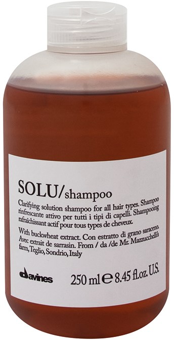En brun schampoflaska med vit etikett, visar märket Davines och en kapacitet på 250 ml.