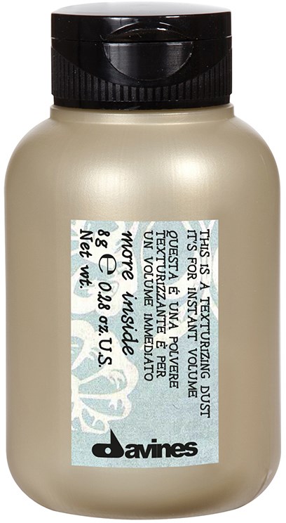 Eine beige Flasche mit schwarzem Deckel, beschriftet mit Anweisungen und Markenname 'Davines'.
