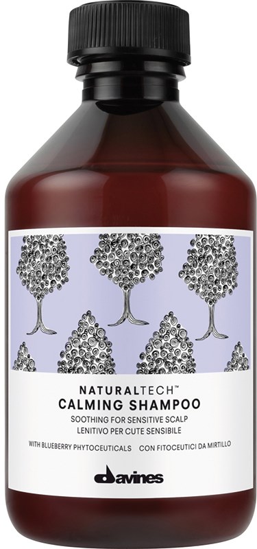 En brun flaska med Davines Naturaltech Calming Shampoo med en etikett med träd och text.