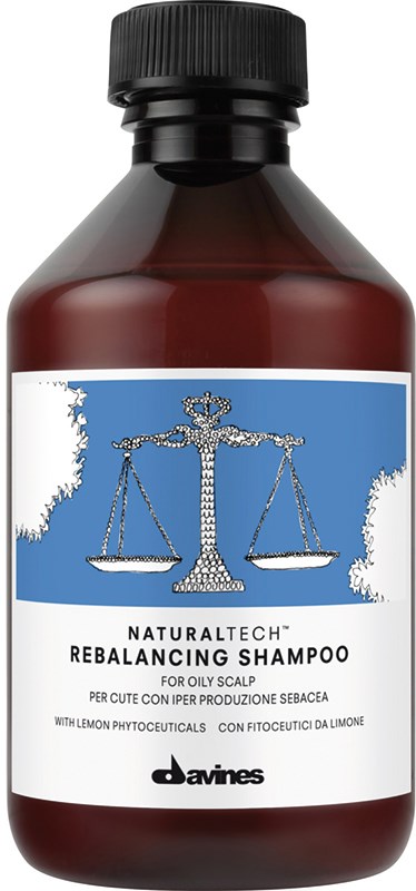 En brun flaska med 'NaturalTech Rebalancing Shampoo' för oljig hårbotten, med blå och vit etikett och en våglogga.