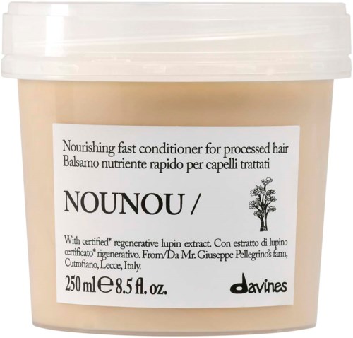 Beige muovipurkki valkoisella kannella, etiketti näyttää sarjanimen, koon ja ainesosat hiushoitoon.