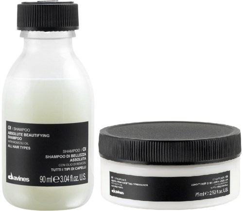 To beholdere med hårpleieprodukter, en sjampo-flaske og en balsamkrukke, begge med svarte lokk og hvite etiketter.