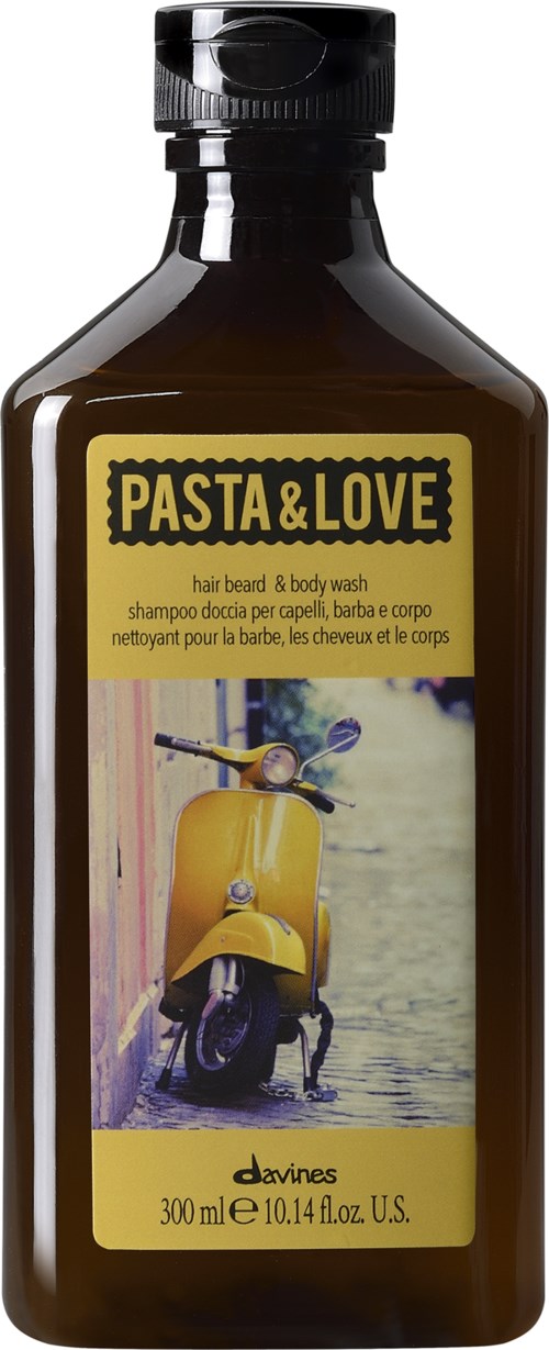En brun flaska med 'Pasta & Love' schampo med en etikett som visar en gul scooter nära vatten.