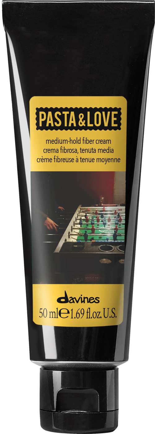 Schwarze Tube mit mittelhaltendem Haarkreide, gelber Etikett und 'Pasta & Love' Logo, zeigt Tischfußballbild.