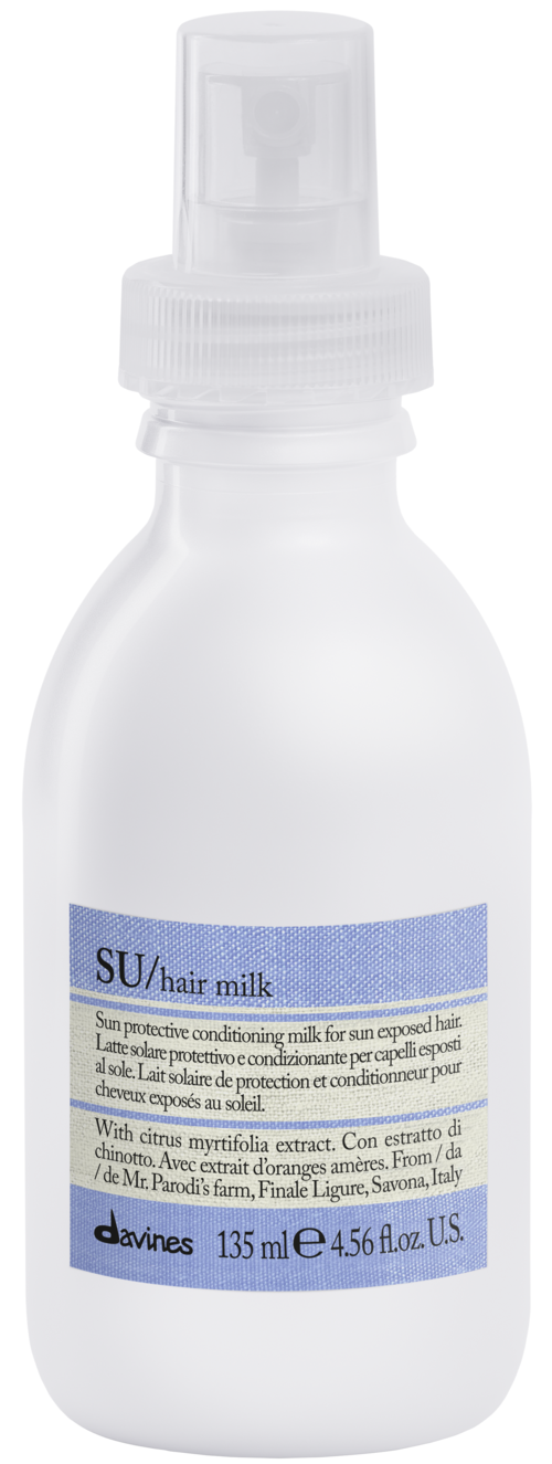 En hvit flaske merket 'SU/hårmelk' med spraymunnstykke, inneholder hårbalsam spray for beskyttelse og mykhet.
