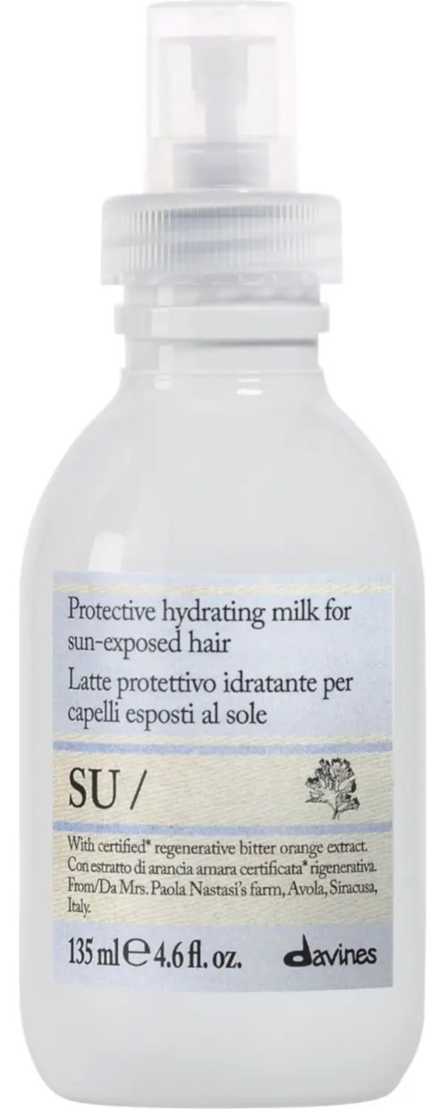 En hvit sprayflaske med beskyttende fuktighetsgivende melk for soleksponert hår, merket med produktdetaljer og merkevarelogo.