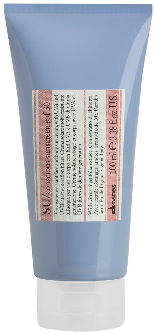 Blå solkrem med rød og hvit etikett som viser SPF 30 og volum på 100 ml.