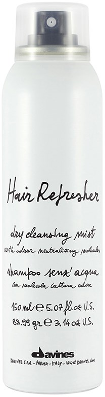 En hvit sprayflaske merket 'Hair Refresher' for tørr rens med naturlige ingredienser, 150 ml.