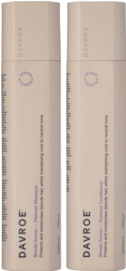 Zwei Flaschen Davroe Natural Tonic mit lila Text auf weißen Flaschen.
