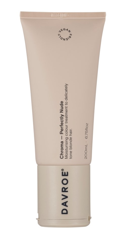 Ein beiger Tube mit Davroe Hautpflegeprodukt namens Chromatic Perfectly Nude. Es ist 300 ml groß.