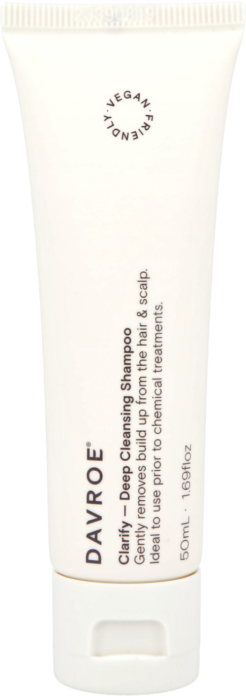 Eine weiße Tube mit veganem klärendem Shampoo für lockiges Haar und Kopfhaut, 50 ml, mit schlichter schwarzer Schrift.