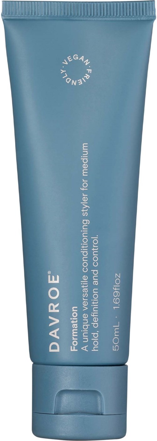 Blauer Tub mit weißem Text, enthält veganes Stylingprodukt für mittleren Halt und Kontrolle.