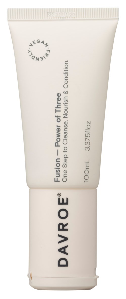 Eine weiße Tube mit der Aufschrift 'DAVROE Fusion - Power of Three' und Details zu Reinigung, Pflege und Konditionierung, 100 ml.