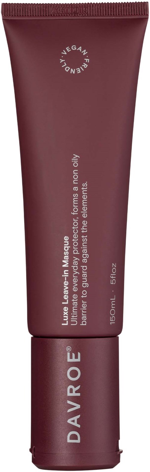 Eine dunkelrote Tube mit der Bezeichnung 'DAYVOE' enthält einen veganen Lippenbalsam, 150 ml. Es pflegt, schützt und sorgt für gute Gefühle bei den Lippen.