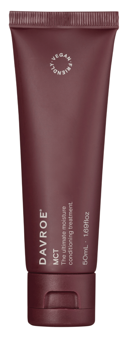 Ein dunkelroter Tube mit Day Vroé Feuchtigkeitscreme, vegan-Zertifizierung und weißem Text. 50 ml.