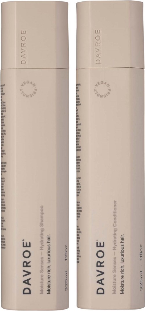 Zwei weiße Flaschen mit der Aufschrift 'DAVROE' stehen nebeneinander, wahrscheinlich Kosmetik- oder Hautpflegeprodukte.