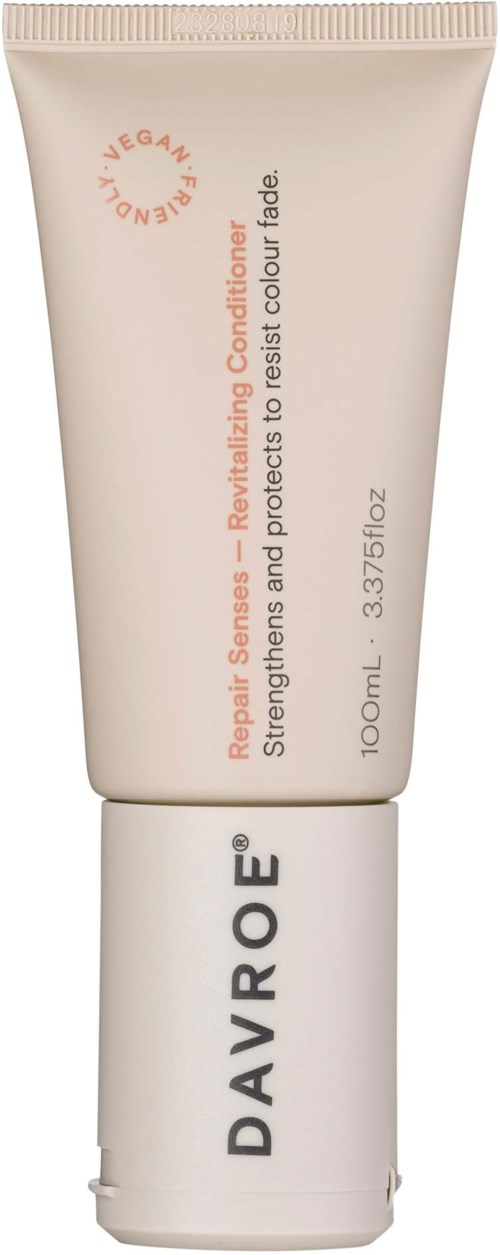 Eine beige Tube Davroe Repair Senses revitalisierende Spülung, die das Haar stärkt und vor Ausbleichen schützt.