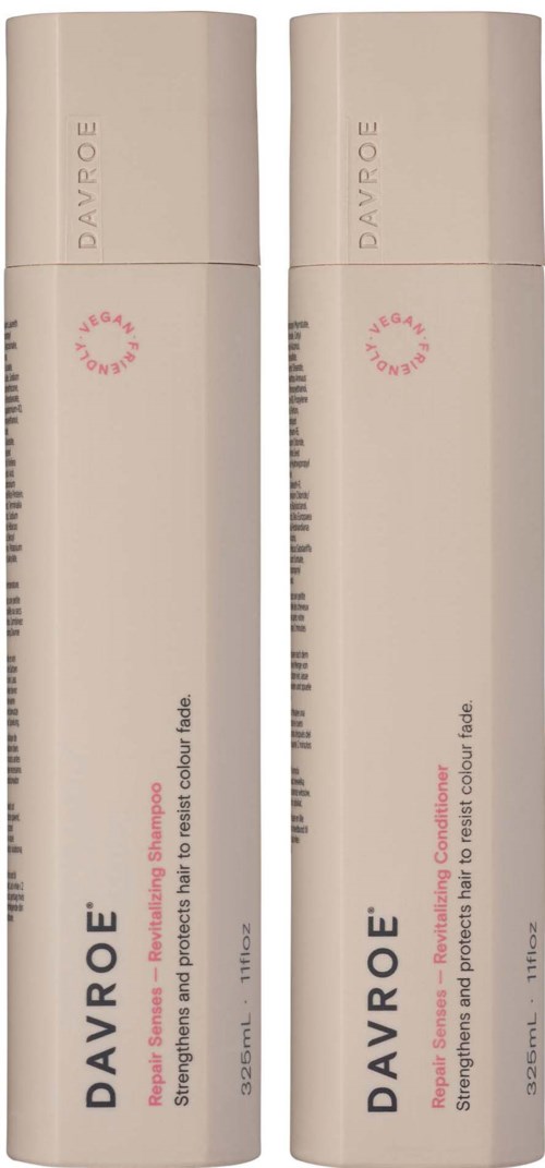 Zwei identische weiße zylindrische Flaschen mit pinkem Text und Logo, und Markenname 'DAVROE'.