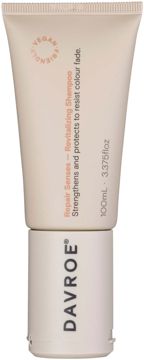 Eine cremefarbige Tube mit Davroe, enthält Shampoo zum Stärken und Schutz der Haarfarbe. Es sind 100 ml.
