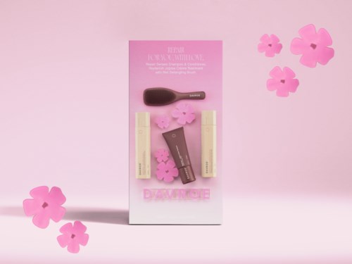 Schönheitsprodukte und rosa Blumen auf pinkem Hintergrund mit weißer Box und Text.