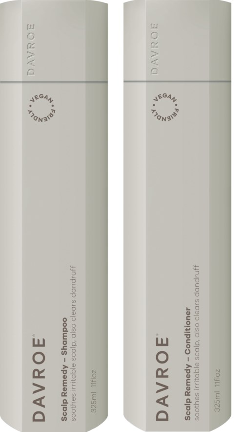 Zwei hohe, weiße Flaschen mit grauem Verschluss, gekennzeichnet als vegane Kopfhautpflegeprodukte, ein Shampoo und ein Conditioner.