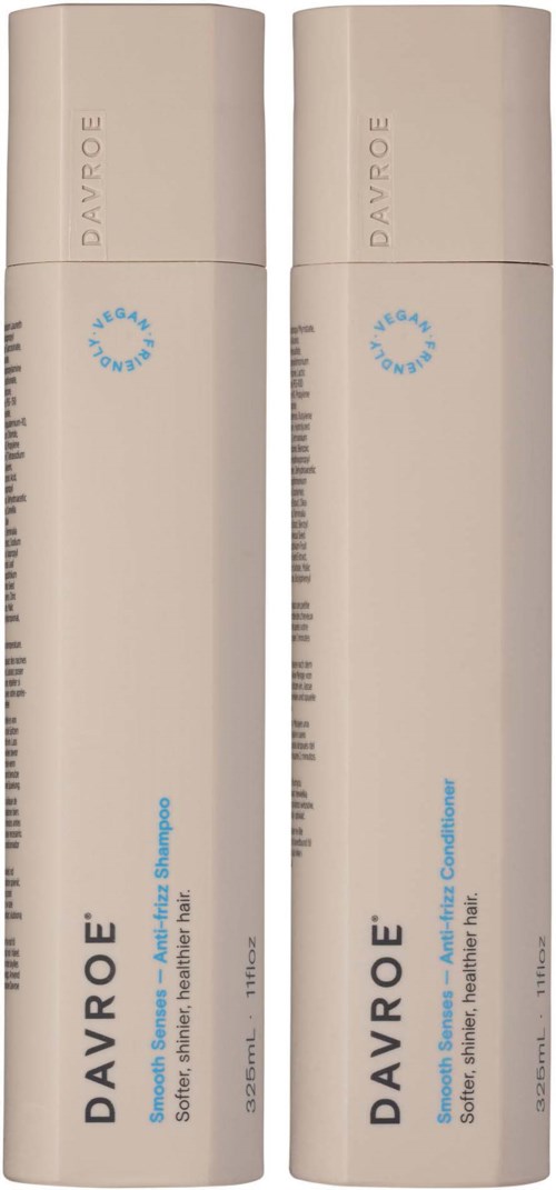 Zwei hohe weiße Flaschen mit blauer und schwarzer Schrift, gekennzeichnet für Hautpflegeprodukte. Keine weiteren Details sichtbar.