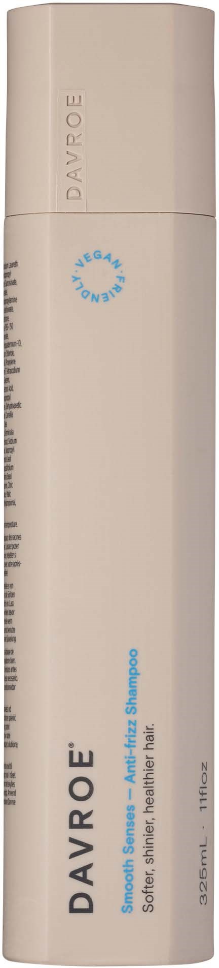 Eine hohe, hellfarbige Flasche mit blauer Schrift und Logo, gekennzeichnet als Davroe scalp refresh shampoo.