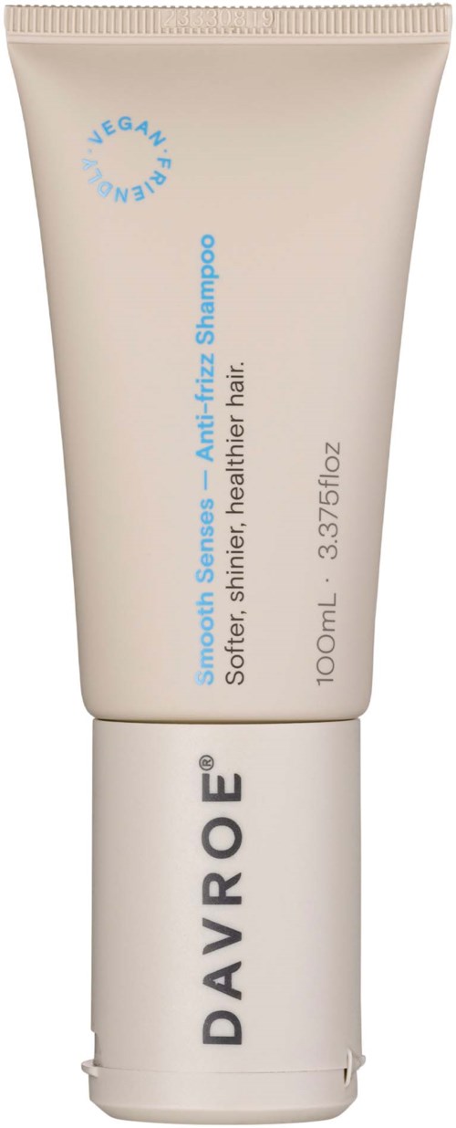 Eine weiße Tube Davroe-Shampoo mit blauer und schwarzer Schrift, für glatteres, glänzenderes, gesünderes Haar.