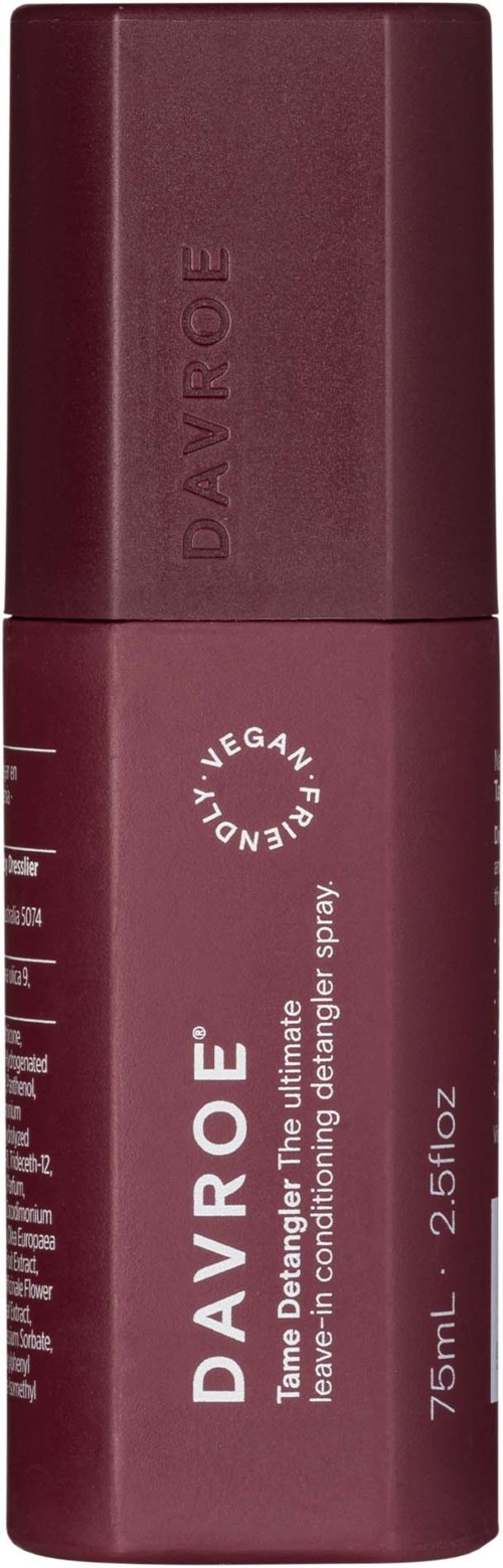 Eine dunkelrote Sprühflasche mit der Aufschrift Davroe, für Haarpflege, steht aufrecht.
