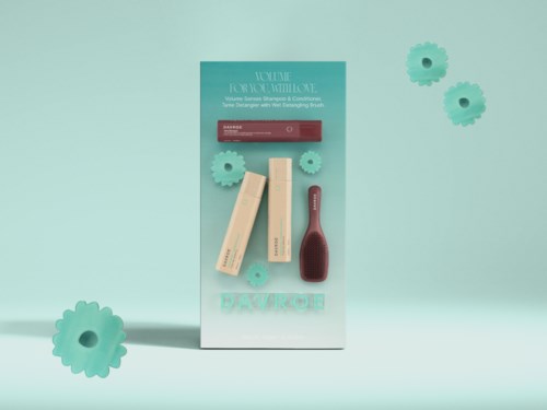 Ein Set Schönheitstools, inklusive Pinsel und Scraper, mit dekorativen Zahnrädern auf hellem Hintergrund.
