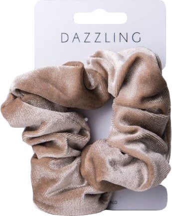 En myk, beige fløyelsstrikk på hvitt kort merket Dazzling.