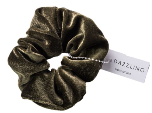 En mørkegrønn velur scrunchie med en hvit tagg som sier "Dazzling" og "Nickel Secured."