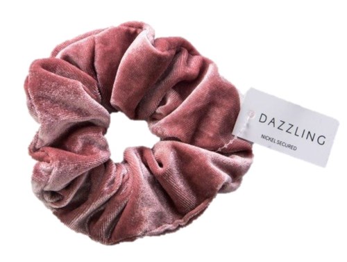 En rosa, fløyelslisse med en merkelapp som sier "Dazzling, Nickel Secured".