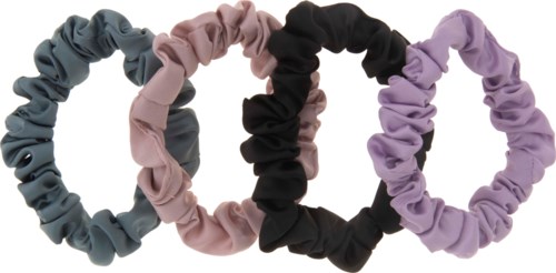 Fyra färgglada scrunchies i grått, rosa, svart och lila är placerade i rad.