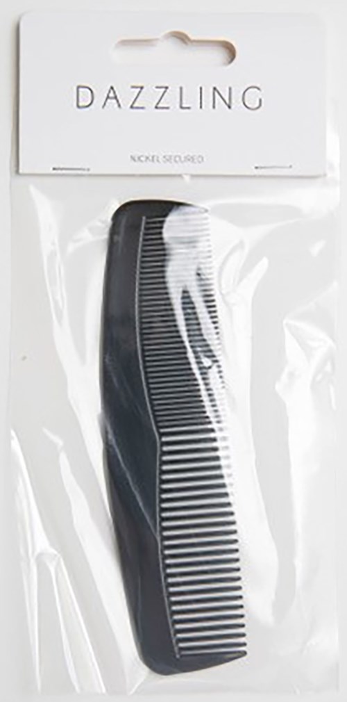 En svart hårkamma i plastförpackning med etiketten "DAZZLING" och "NICKEL SECURED".