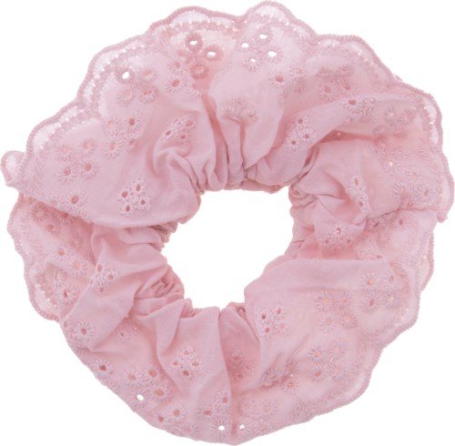En rosa tygscrunchie med broderade blommor och hålmönster, används för att hålla håret i svans.
