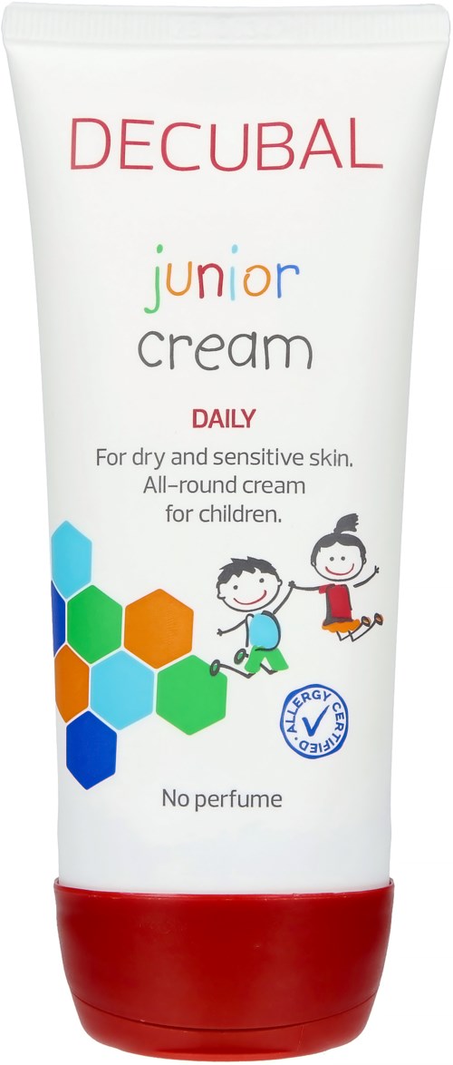 En vit tub med Decubal Junior Cream med röd kork, med färgglada hexagoner och illustrationer av två barn. Passar till torr hud.