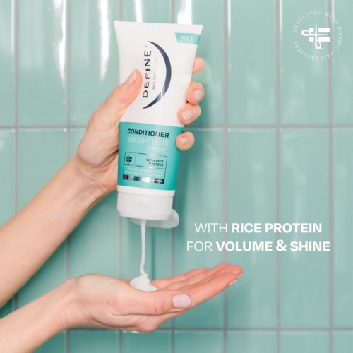 A hand holds a tube of conditioner with rice protein, showing it as a product for volume and shine.背景是瓷砖。