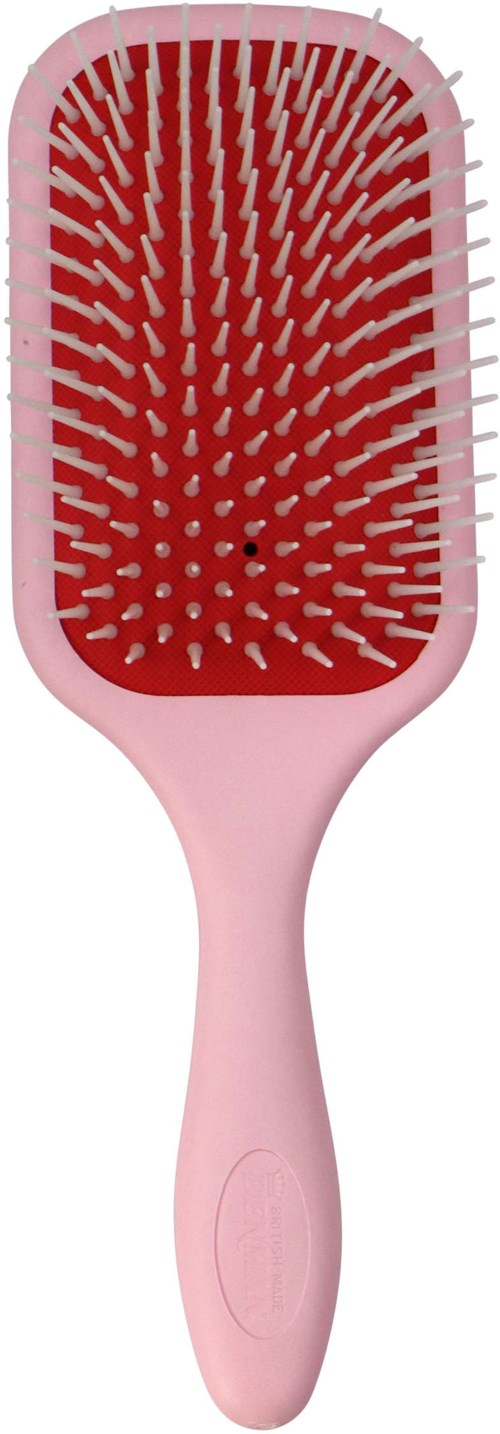 Eine rosa Kunststoff-Haarbürste mit breiten roten Borsten zum Entwirren der Haare.