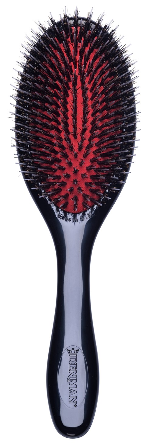 Eine Haarbürste mit schwarzem Griff und roten und schwarzen Borsten. Der Griff hat ein Logo.