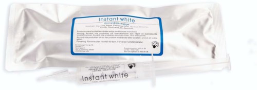 Eine Packung mit 'Instant White' etikett und einer separaten kleinen Tube, wahrscheinlich Zahnpasta.