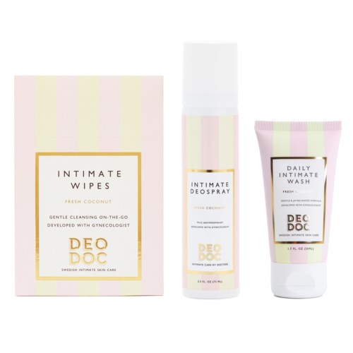 Ein Set an Intimhygieneprodukten mit Tüchern, Deo-Spray und Waschgel in Pastellrosa und Weiß verpackt.